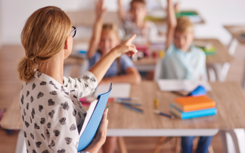 Un insegnante ricorda il valore dell’educazione nel tempo