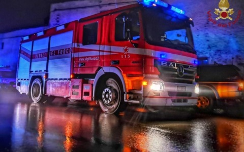 Fiamme tra le sterpaglie vicino al Palasavelli di Porto San Giorgio