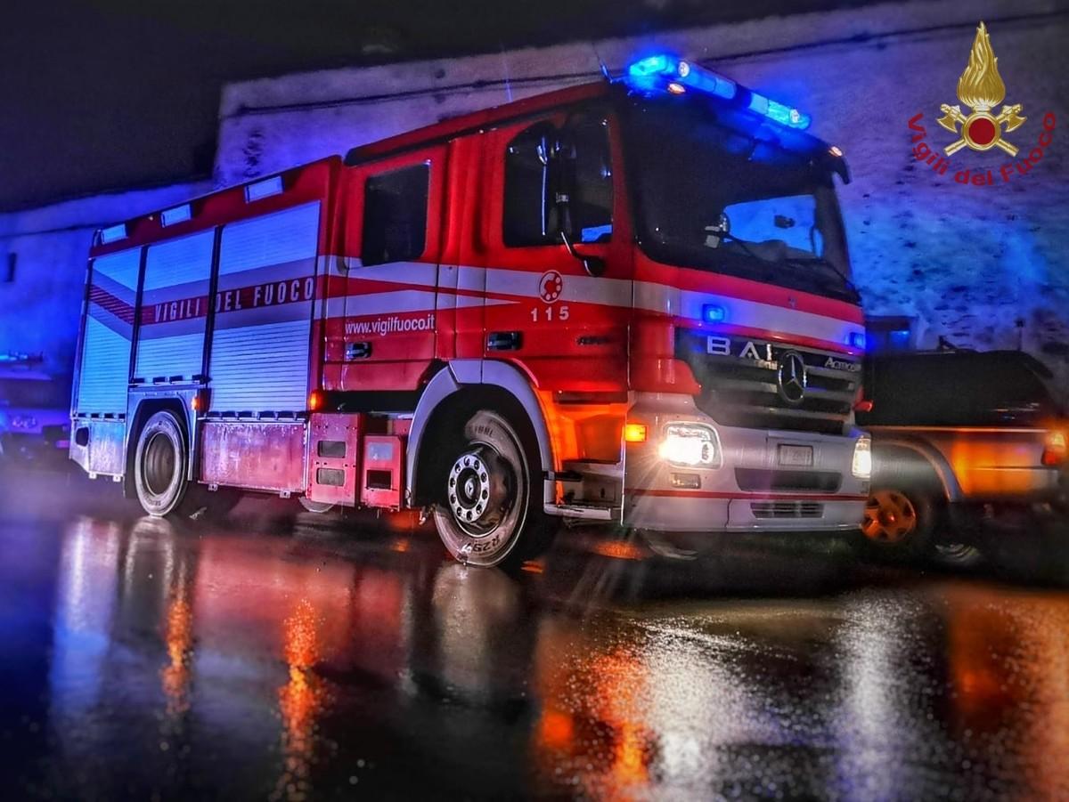 Fiamme tra le sterpaglie vicino al Palasavelli di Porto San Giorgio
